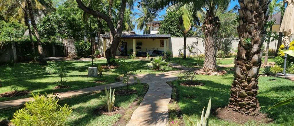 Apartmenthaus Salama Villen In Diani Diani Beach Exterior photo