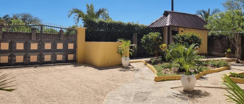 Apartmenthaus Salama Villen In Diani Diani Beach Exterior photo